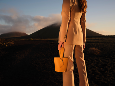 bolso tipo bucket de piel amarillo hecho a mano con detalle de nudo, asa superior y bandolera