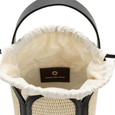 Bolso tote de yute blanco con detalles en piel negra de La Portegna, hecho a mano en España Ubrique