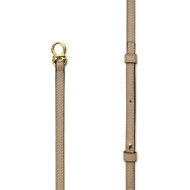 bolso tipo bucket de piel topo hecho a mano con detalle de nudo, asa superior y bandolera