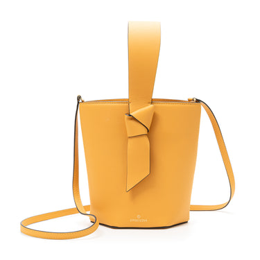 bolso tipo bucket de piel amarillo hecho a mano con detalle de nudo, asa superior y bandolera