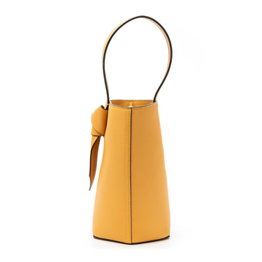 bolso tipo bucket de piel amarillo hecho a mano con detalle de nudo, asa superior y bandolera