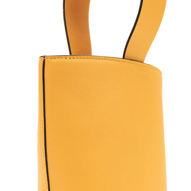 bolso tipo bucket de piel amarillo hecho a mano con detalle de nudo, asa superior y bandolera