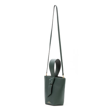 bolso tipo bucket de piel verde hecho a mano con detalle de nudo, asa superior y bandolera