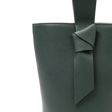 bolso tipo bucket de piel verde hecho a mano con detalle de nudo, asa superior y bandolera