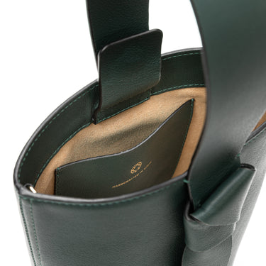 bolso tipo bucket de piel verde hecho a mano con detalle de nudo, asa superior y bandolera