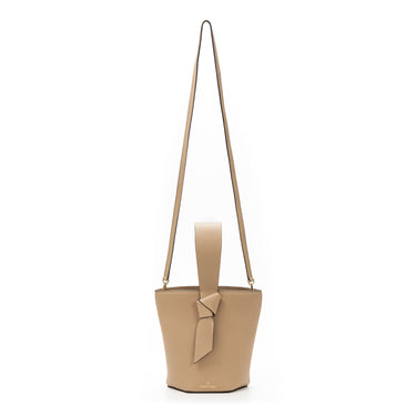 bolso tipo bucket de piel topo hecho a mano con detalle de nudo, asa superior y bandolera