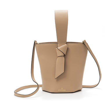 bolso tipo bucket de piel topo hecho a mano con detalle de nudo, asa superior y bandolera