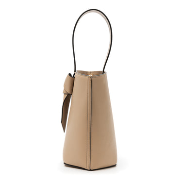 bolso tipo bucket de piel topo hecho a mano con detalle de nudo, asa superior y bandolera