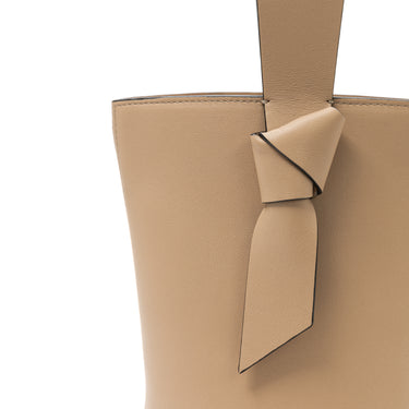 bolso tipo bucket de piel topo hecho a mano con detalle de nudo, asa superior y bandolera