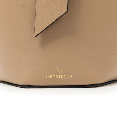 bolso tipo bucket de piel topo hecho a mano con detalle de nudo, asa superior y bandolera