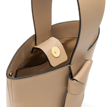 bolso tipo bucket de piel topo hecho a mano con detalle de nudo, asa superior y bandolera