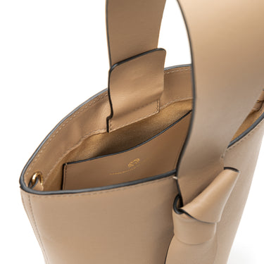 bolso tipo bucket de piel topo hecho a mano con detalle de nudo, asa superior y bandolera