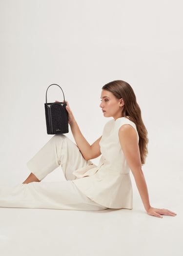Bolso tote de yute negro con detalles en piel negra de La Portegna, hecho a mano en España Ubrique