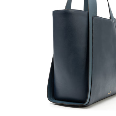 Sol tote bag leather navy. Handcrafted in Spain. La Portegna