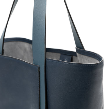 Sol tote bag leather navy. Handcrafted in Spain. La Portegna