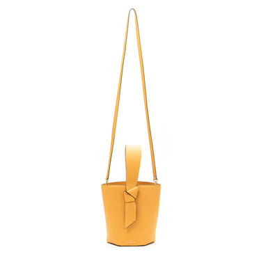 bolso tipo bucket de piel amarillo hecho a mano con detalle de nudo, asa superior y bandolera