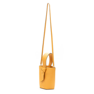 bolso tipo bucket de piel amarillo hecho a mano con detalle de nudo, asa superior y bandolera