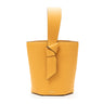 bolso tipo bucket de piel amarillo hecho a mano con detalle de nudo, asa superior y bandolera
