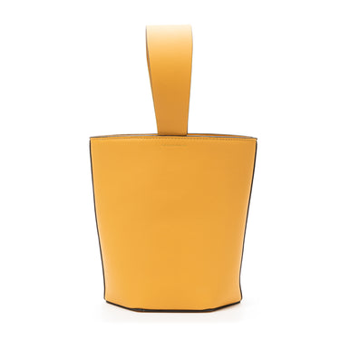 bolso tipo bucket de piel amarillo hecho a mano con detalle de nudo, asa superior y bandolera