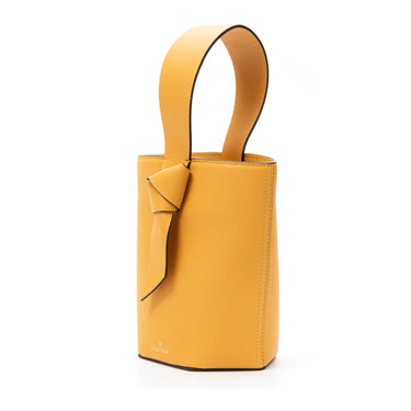 bolso tipo bucket de piel amarillo hecho a mano con detalle de nudo, asa superior y bandolera