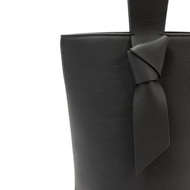 bolso tipo bucket de piel negro hecho a mano con detalle de nudo, asa superior y bandolera