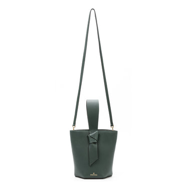 bolso tipo bucket de piel verde hecho a mano con detalle de nudo, asa superior y bandolera