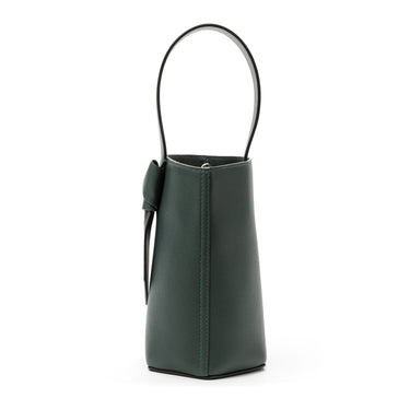 bolso tipo bucket de piel verde hecho a mano con detalle de nudo, asa superior y bandolera