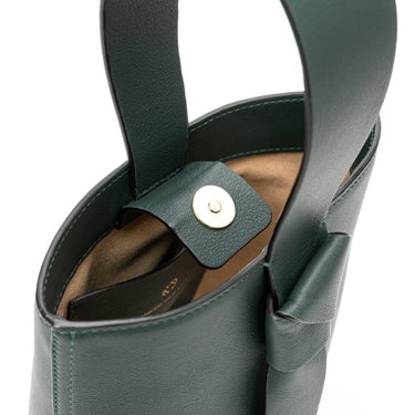 bolso tipo bucket de piel verde hecho a mano con detalle de nudo, asa superior y bandolera