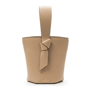 bolso tipo bucket de piel topo hecho a mano con detalle de nudo, asa superior y bandolera