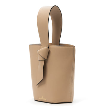 bolso tipo bucket de piel topo hecho a mano con detalle de nudo, asa superior y bandolera