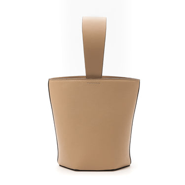 bolso tipo bucket de piel topo hecho a mano con detalle de nudo, asa superior y bandolera