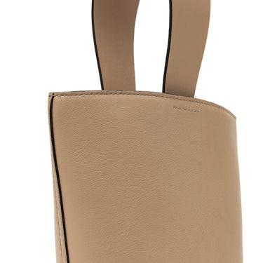 bolso tipo bucket de piel topo hecho a mano con detalle de nudo, asa superior y bandolera