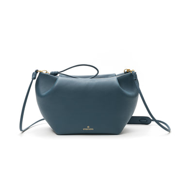 Clutch de piel con asa bandolera, hecho a mano en España. La Portegna