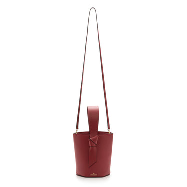 bolso tipo bucket de cuero cereza hecho a mano con detalle de nudo, asa superior y bandolera
