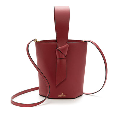 bolso tipo bucket de cuero cereza hecho a mano con detalle de nudo, asa superior y bandolera