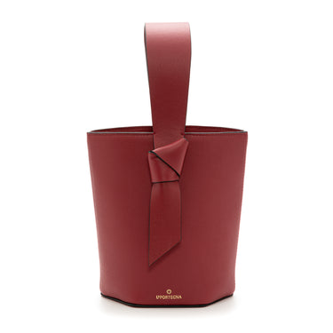 bolso tipo bucket de cuero cereza hecho a mano con detalle de nudo, asa superior y bandolera