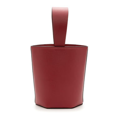 bolso tipo bucket de cuero cereza hecho a mano con detalle de nudo, asa superior y bandolera