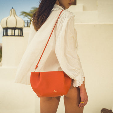 Oxide Leather clutch with shoulder strap, handmade in Spain. La Portegna