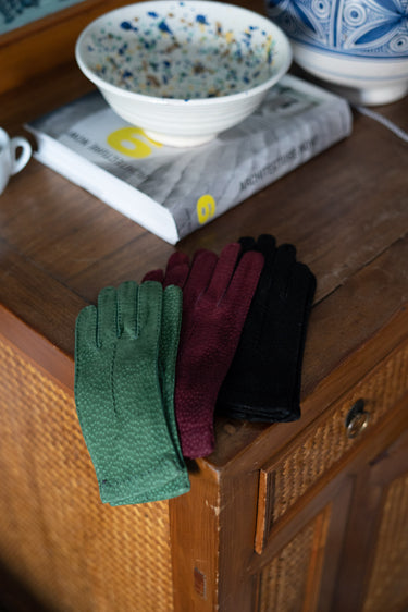 Black carpincho gloves